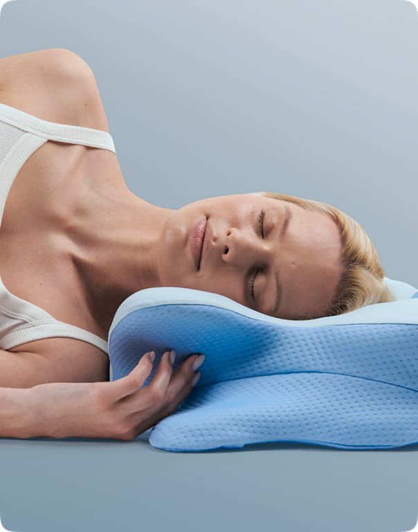 Seller demonstration of a side sleeper using the Derila Ergo pillow